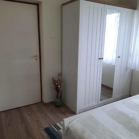 With A - C In 55040 Apartment *