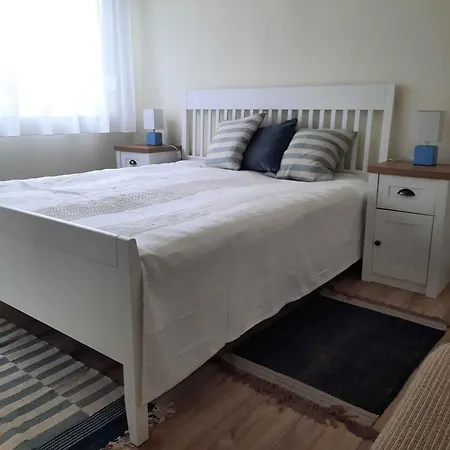 With A - C In 55040 Apartment *